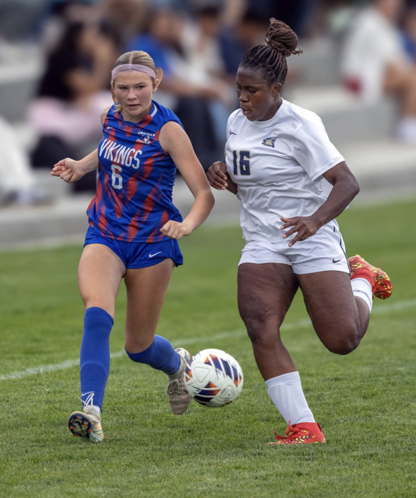 Photo by Kathy Aney Umatilla's Elaina Jewett (6) and Echo/Stanfield’s Victory Tonfa chase the ball on Sept. 30, 2025, in Umatilla.