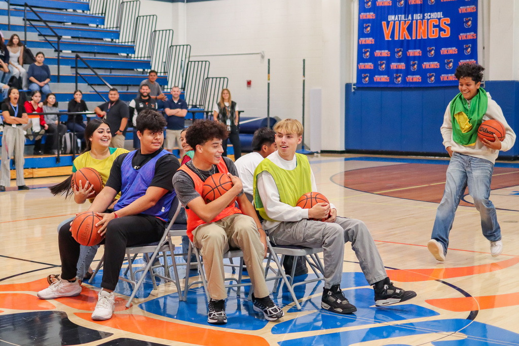 students playing basketball musical chairs