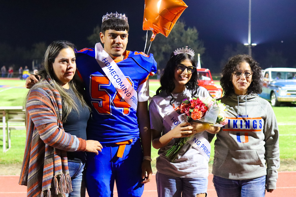 Photo of freshman court with family