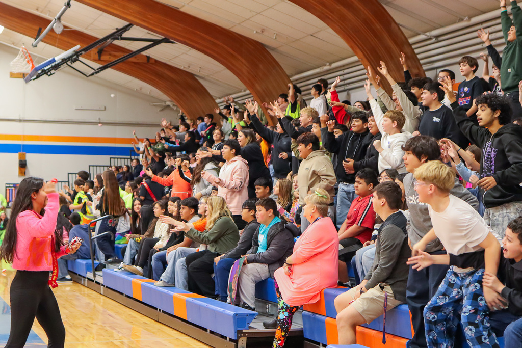 students trying to catch prizes thrown by leadership team