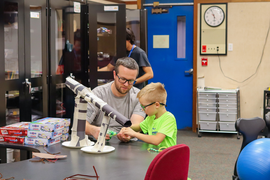 student showing family their project