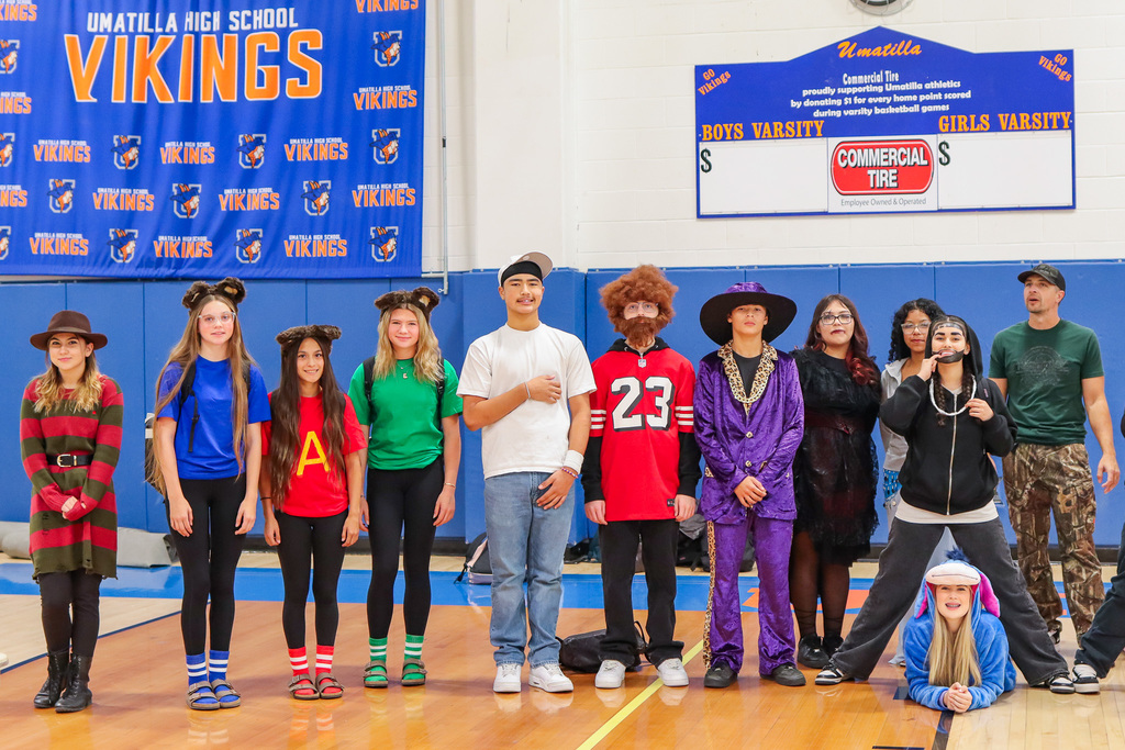 photo of freshman dressed up in costumes 