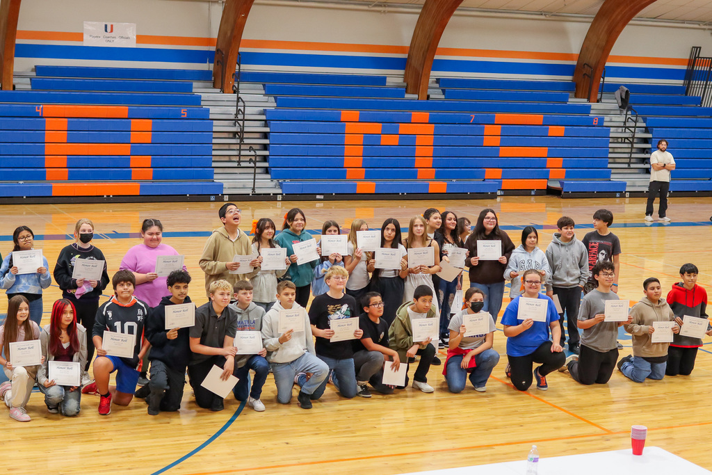 photo of students who earned honor roll 