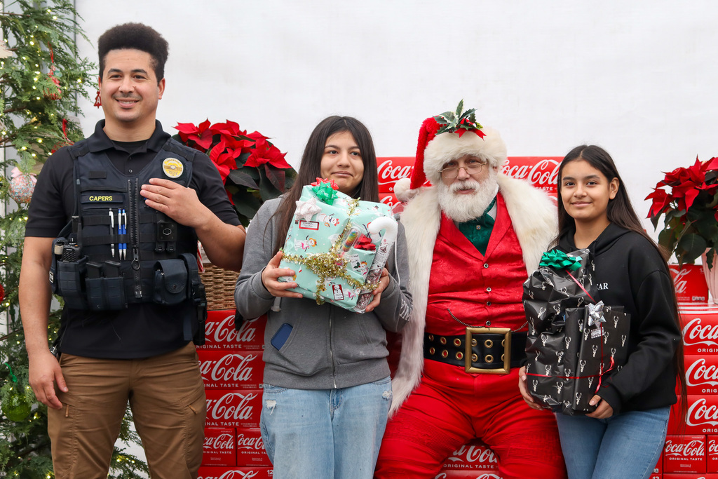 Students and police officer taking photo with Santa 