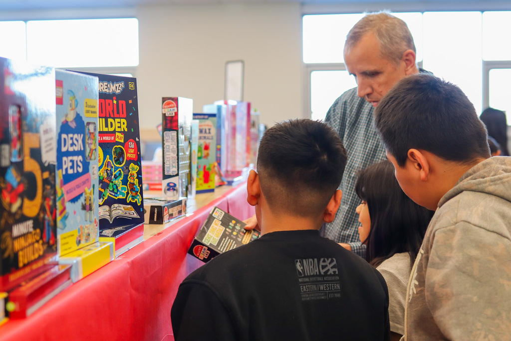 students shopping for books