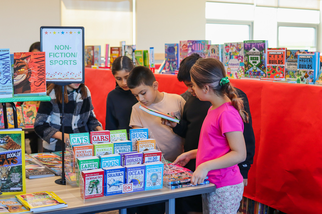 students shopping for books