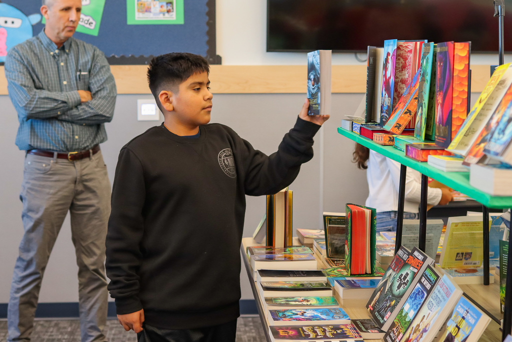 students shopping for books