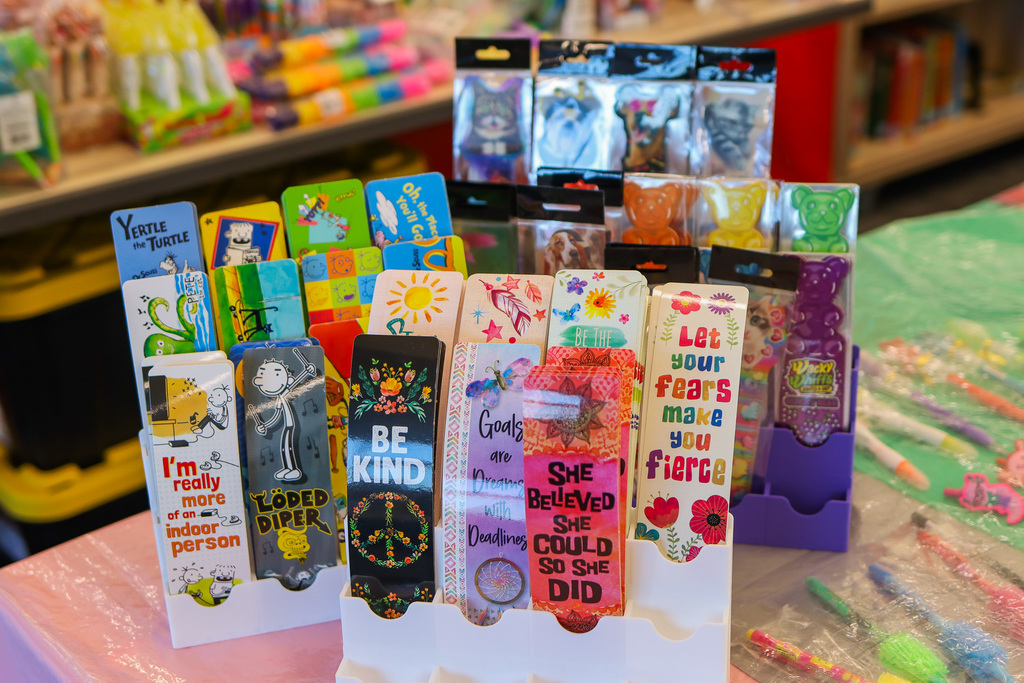 students shopping for books