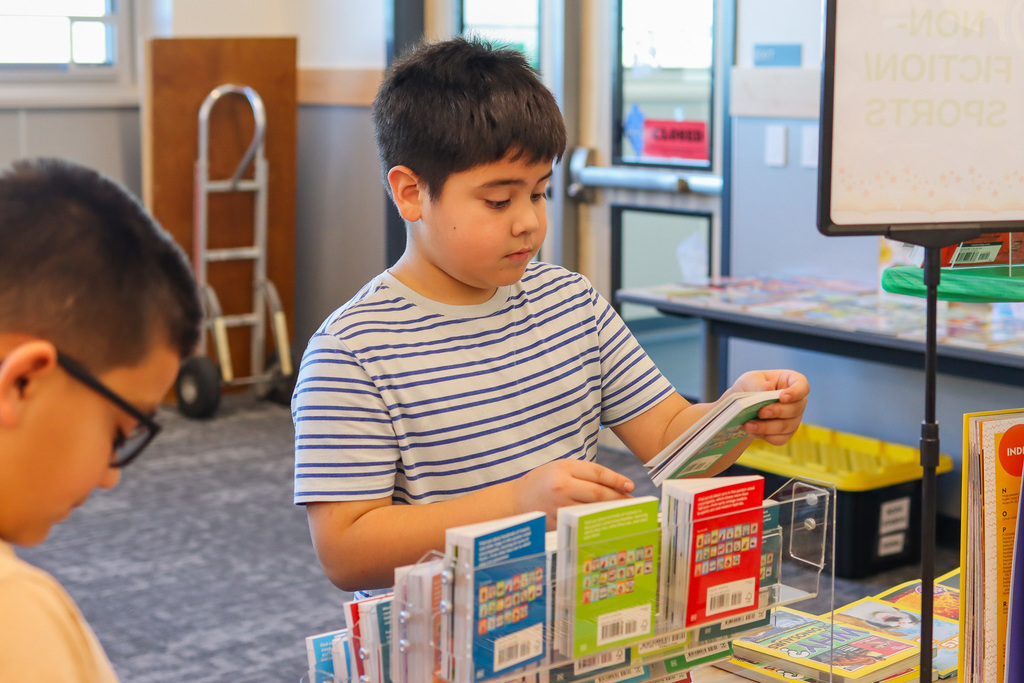 students shopping for books
