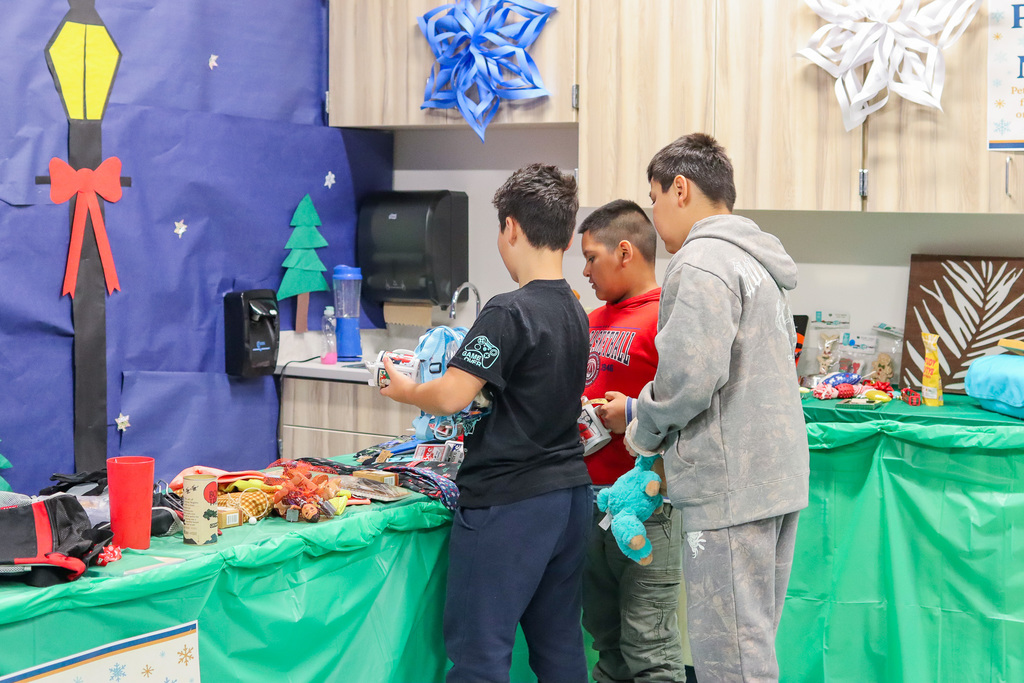 students shopping at the Viking Holiday Market 