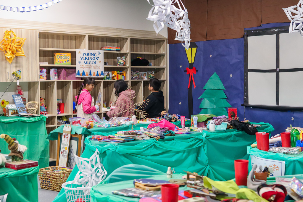 students shopping at the Viking Holiday Market 