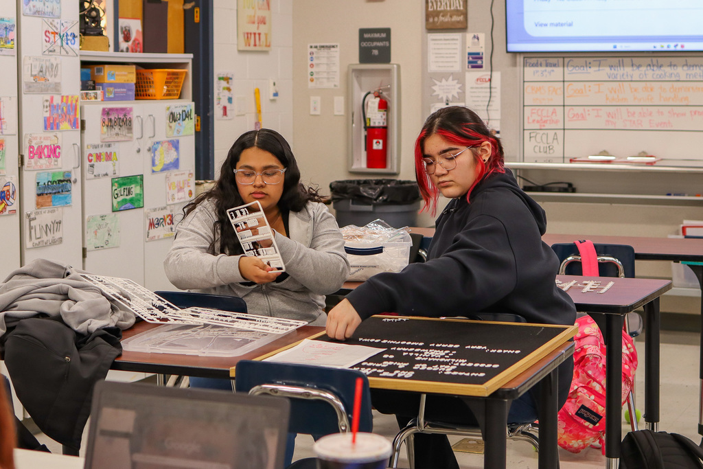 students getting signs ready 