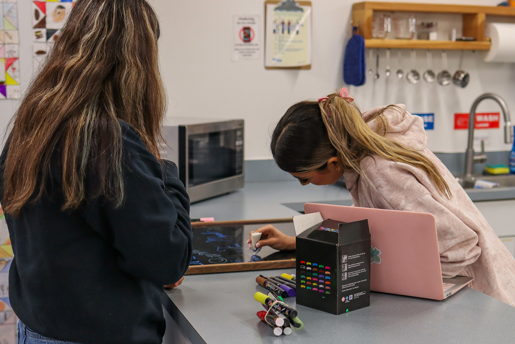 students getting signs ready 