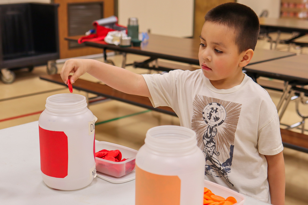 photo of student voting at the voting table 