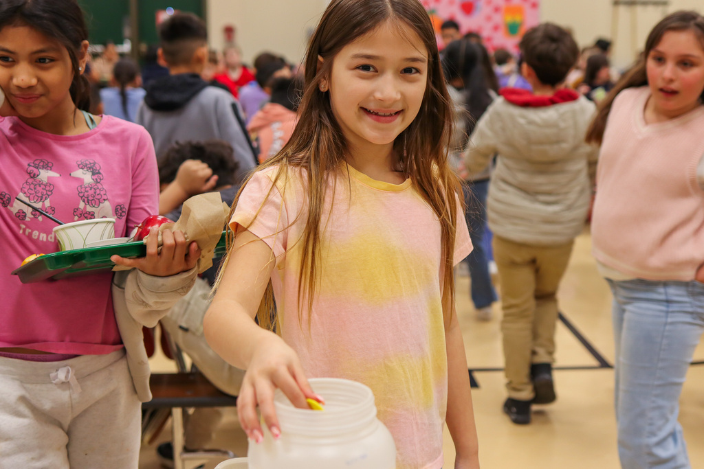 photo of student voting at the voting table 
