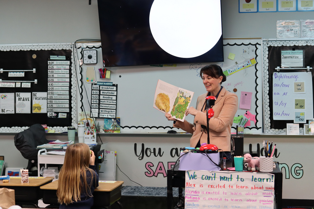 Superintendent Sipe reading to students