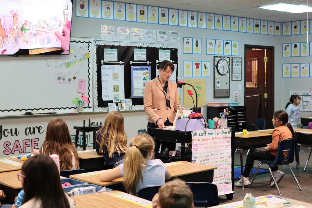 Superintendent Sipe reading to students 