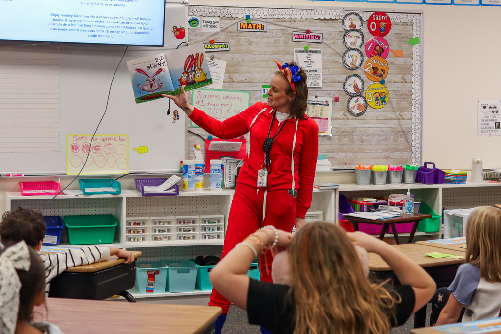 3rd grade teacher Ms. Silvani reading to families 