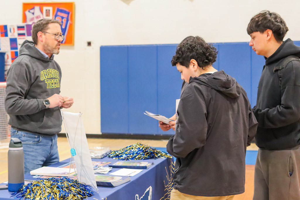 Students speaking with Oregon Tech's representative 