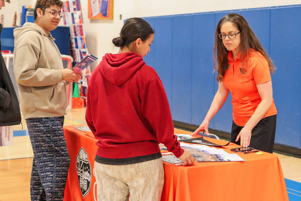 students asking OSU cascades campus representative questions 