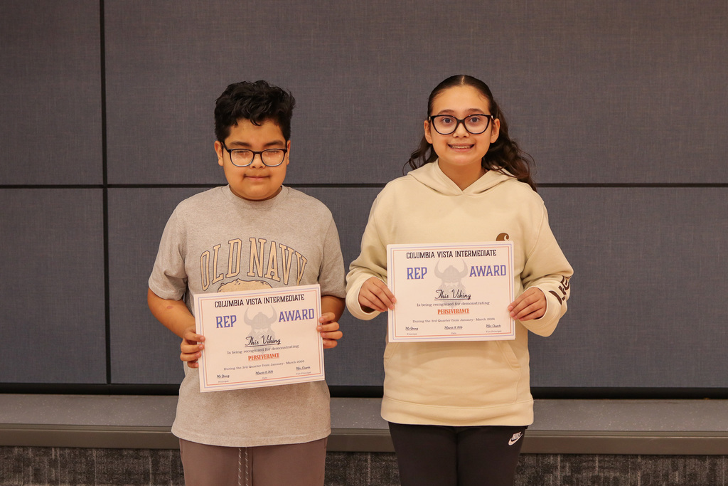 Photo of 5th grade students receiving REP Award 