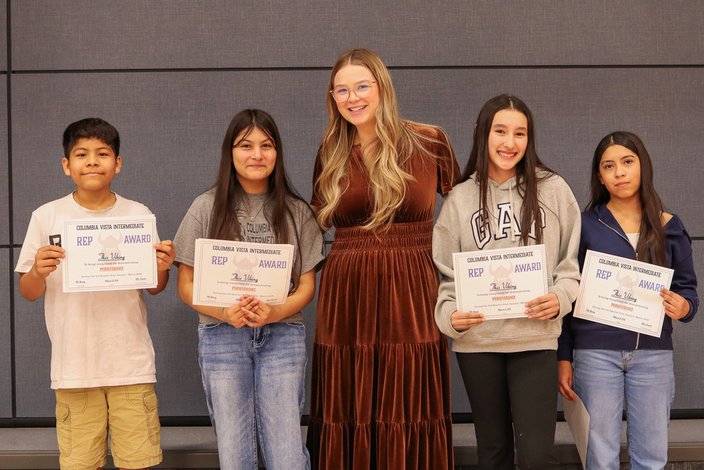 photo of Mrs. Trevino's 6th grade students receiving REP Award 