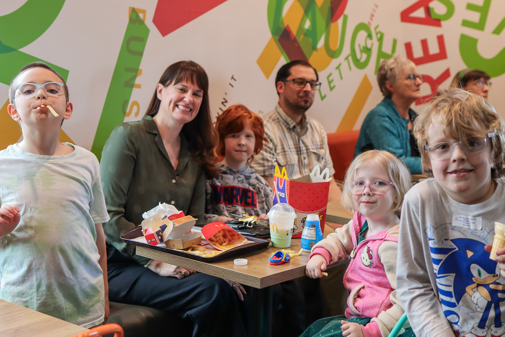Superintendent Sipe enjoying meal with students 