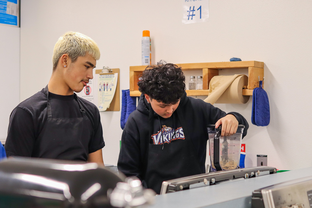 student blending ingredient for pizza topping 