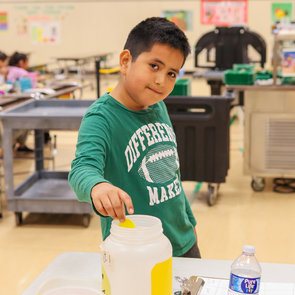 student voting that they liked the green hummus 