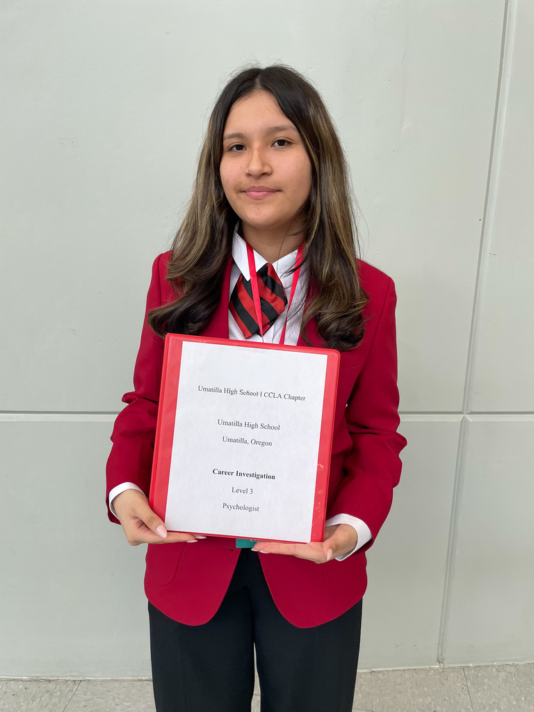 Senior Jocelyn Morales with her Career Investigation Binder 