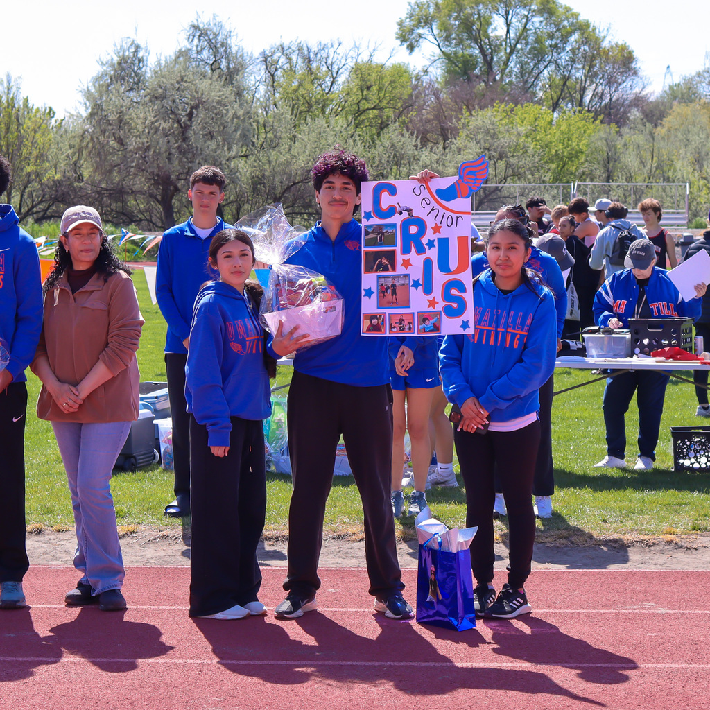 Senior pictured with their family 