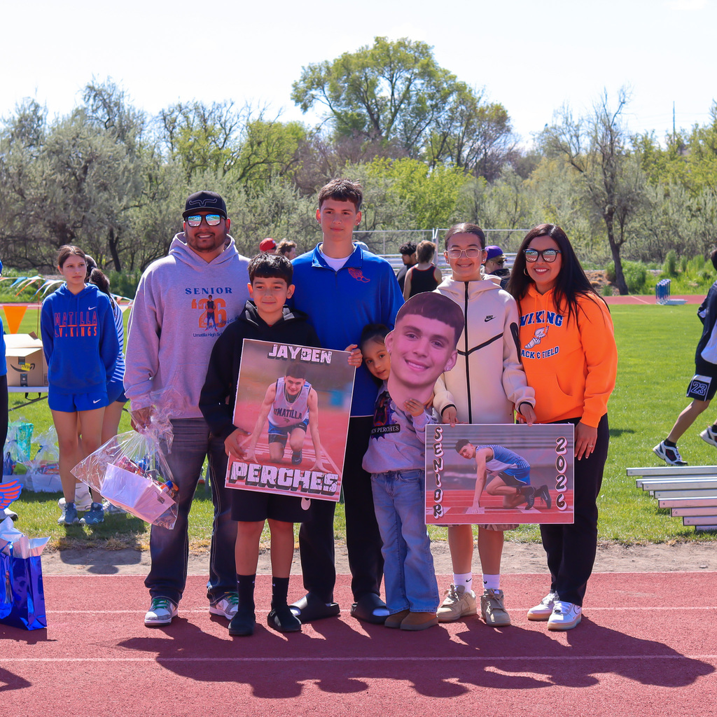 Senior pictured with their family 