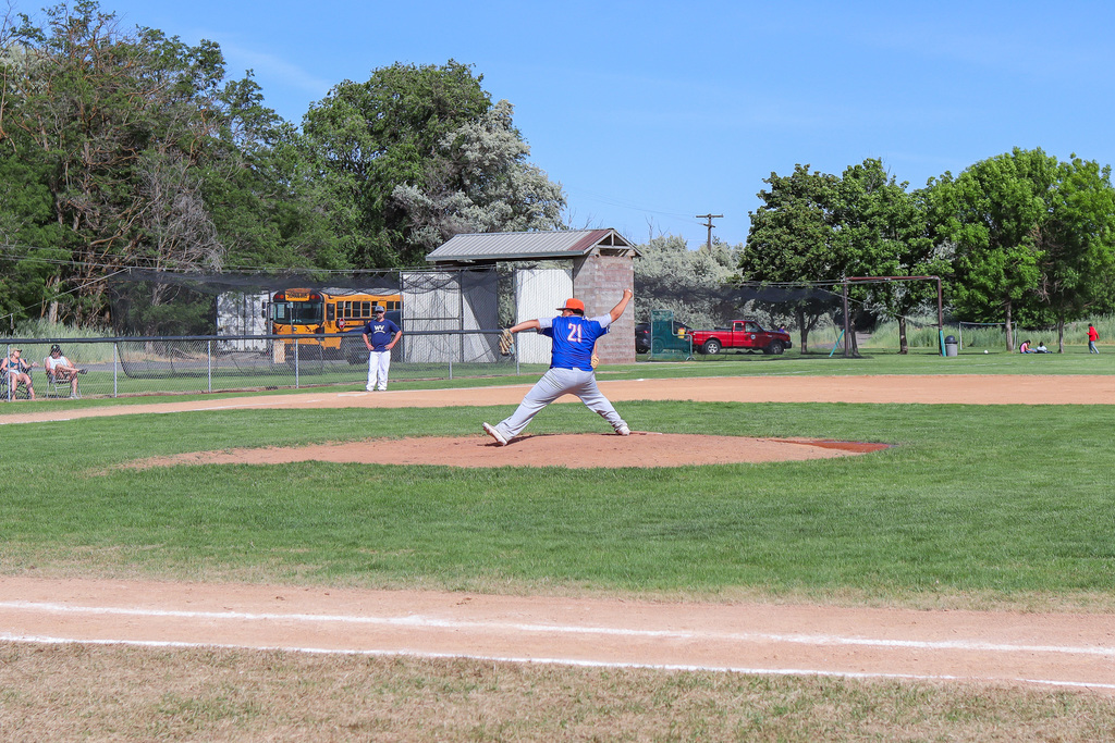 Umatilla pitcher throwing the ball 