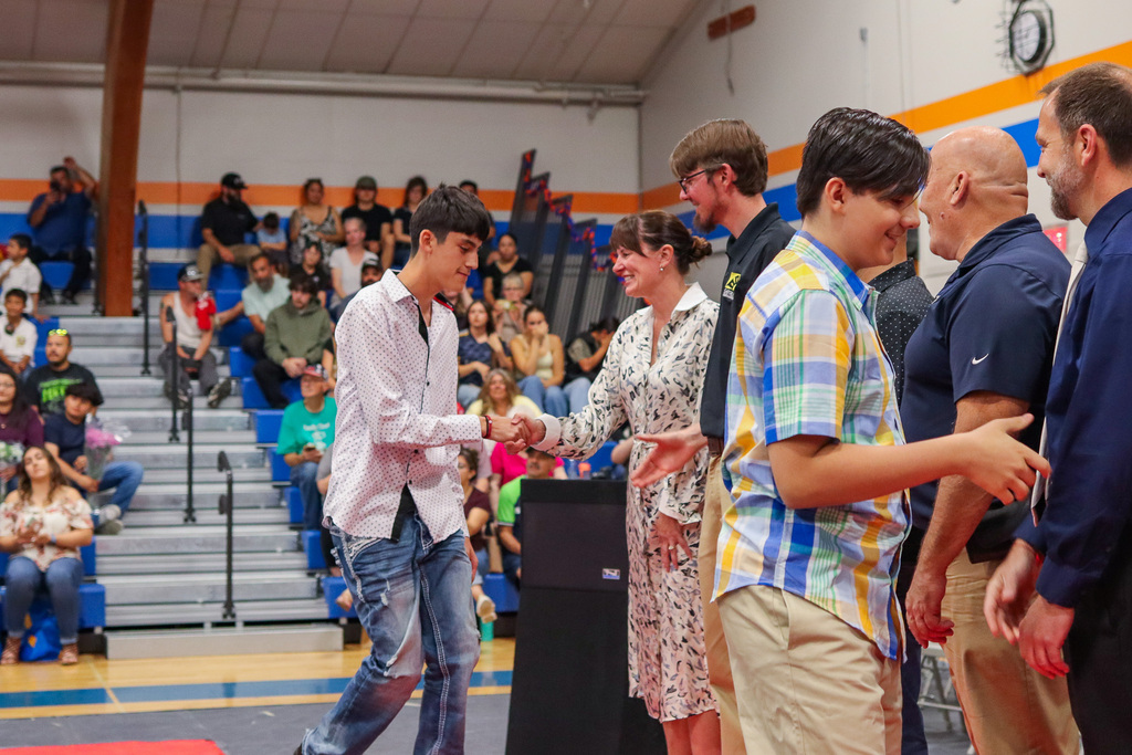 Student shaking hands with Superintendent Sipe 