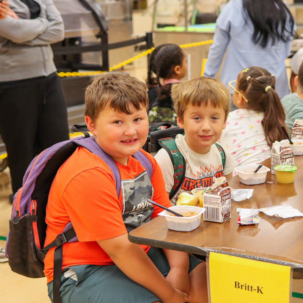 Students eating breakfast