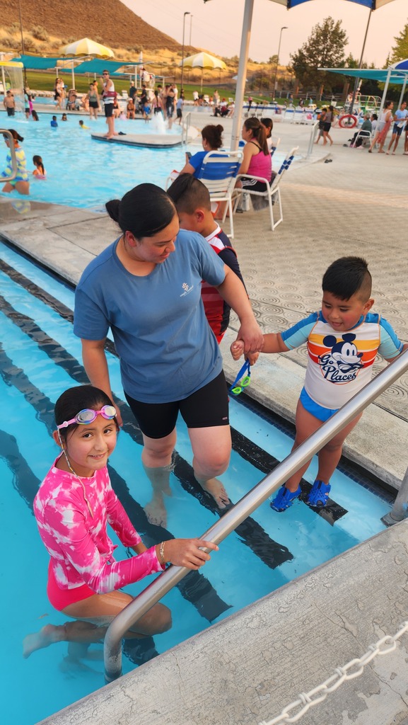 family walking into the pool