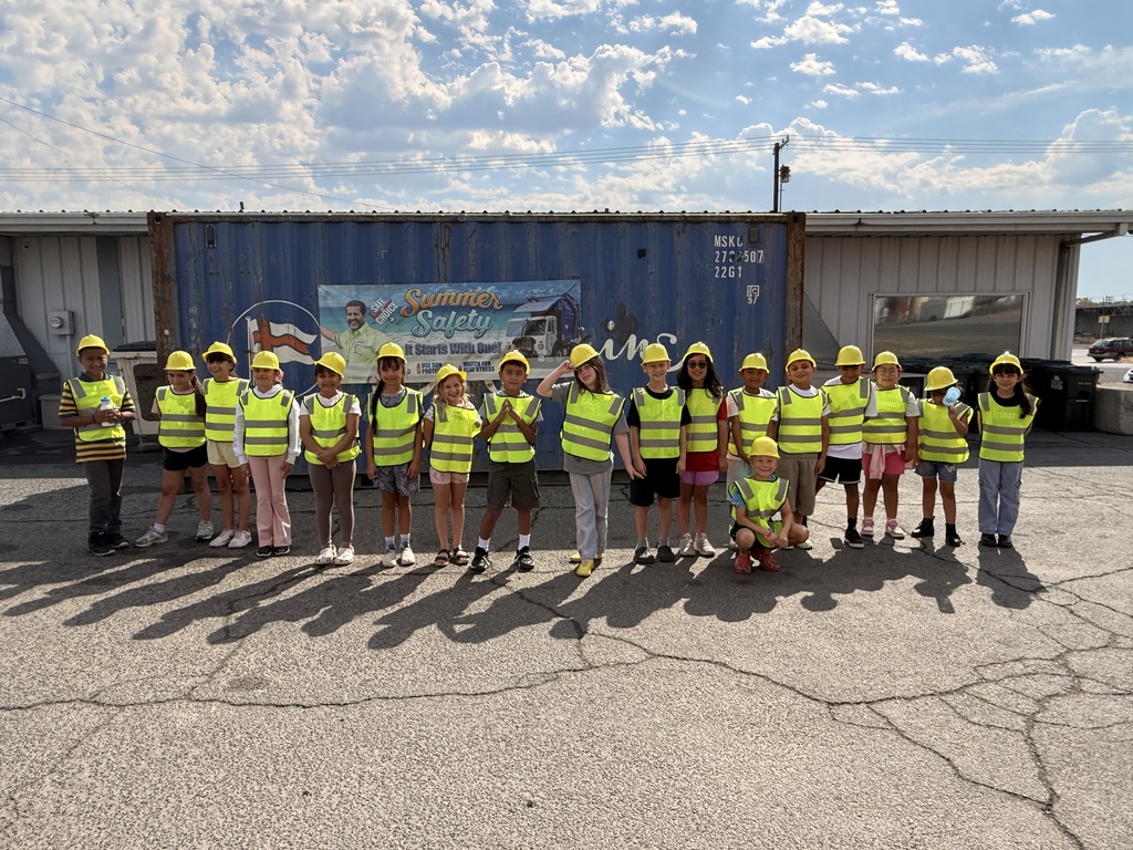 Group photo of students visiting sanitary disposal 