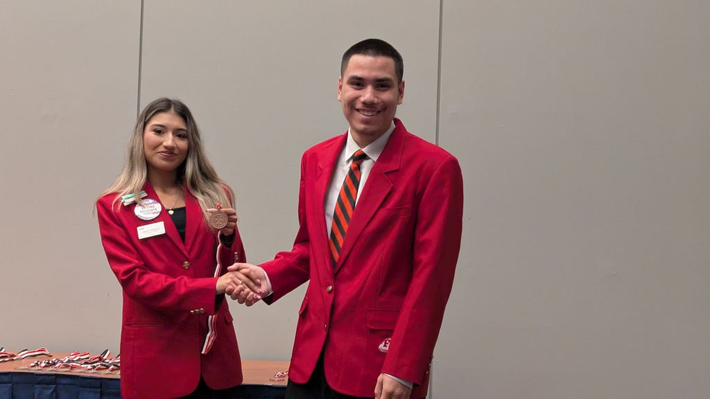 Joana awarding Cruz bronze medal for his project
