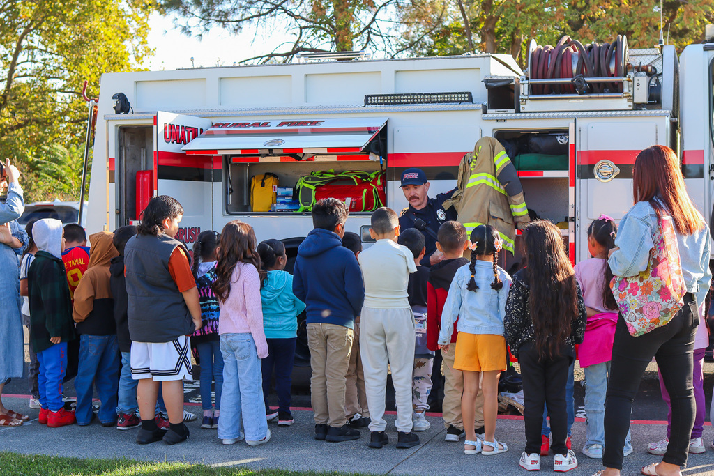 Umatilla Firefighter showing students the gear they use