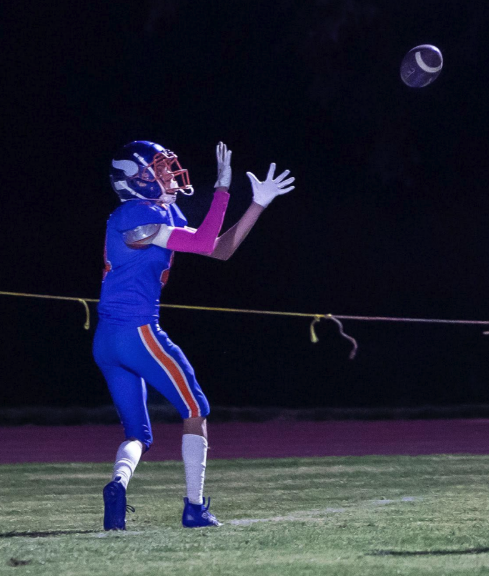 Photo by Kathy Aney Umatilla's Bryce Morris gets ready to catch the ball and run in for a touchdown while playing Mac-Hi on Oct. 9, 2025, in Umatilla.