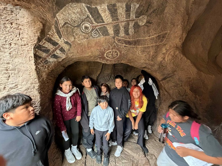 students inside alcove in zoo