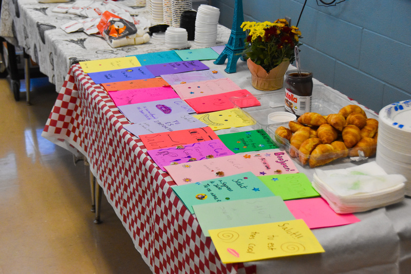 A table filled with encouragement cards