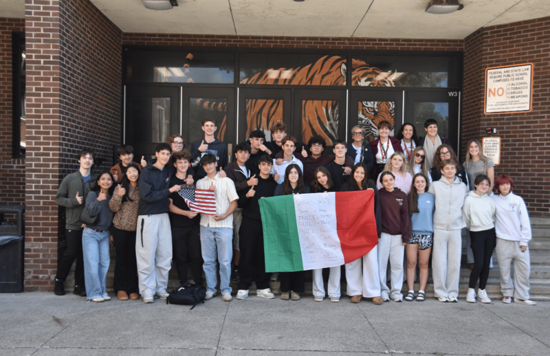 U-E students and Italian students in front of the UEHS