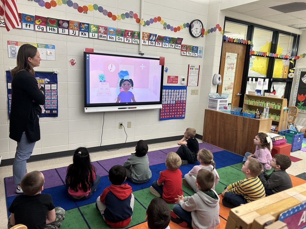 school counselor reading to 4K students