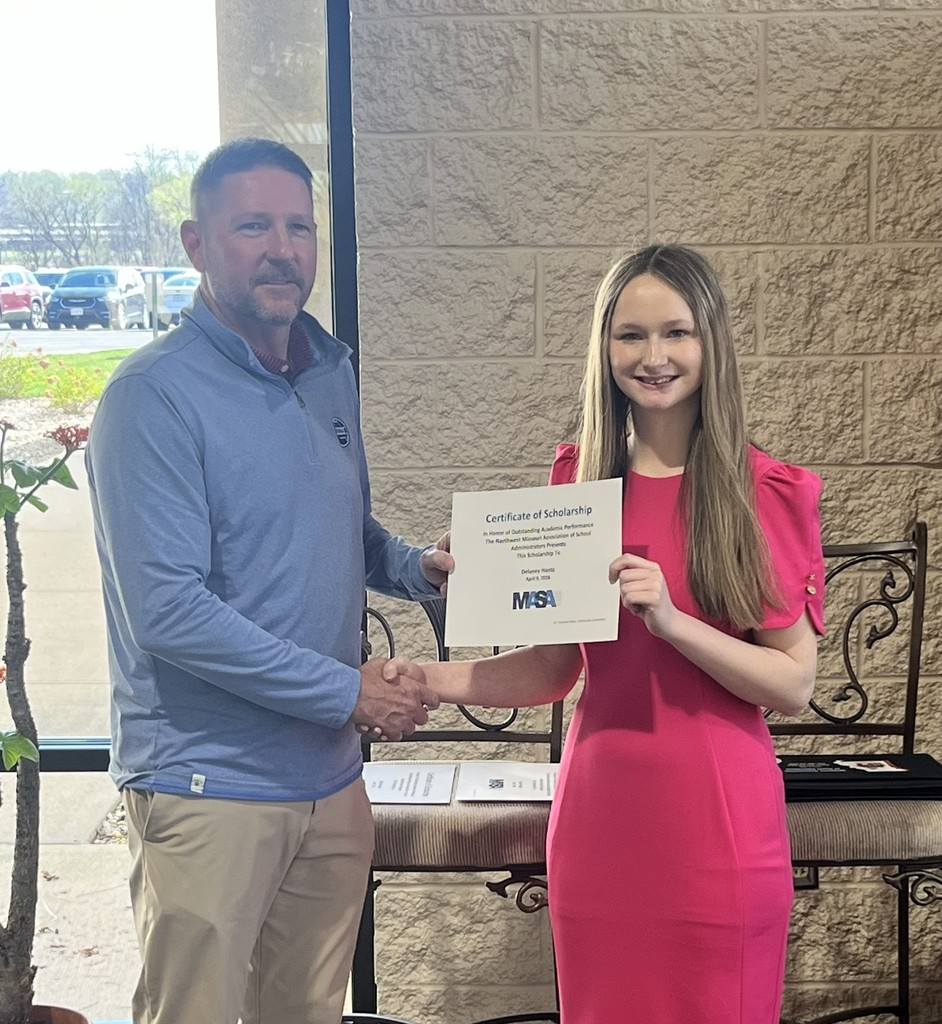 Delaney receiving her scholarship certificate at the NWMASA meeting. 