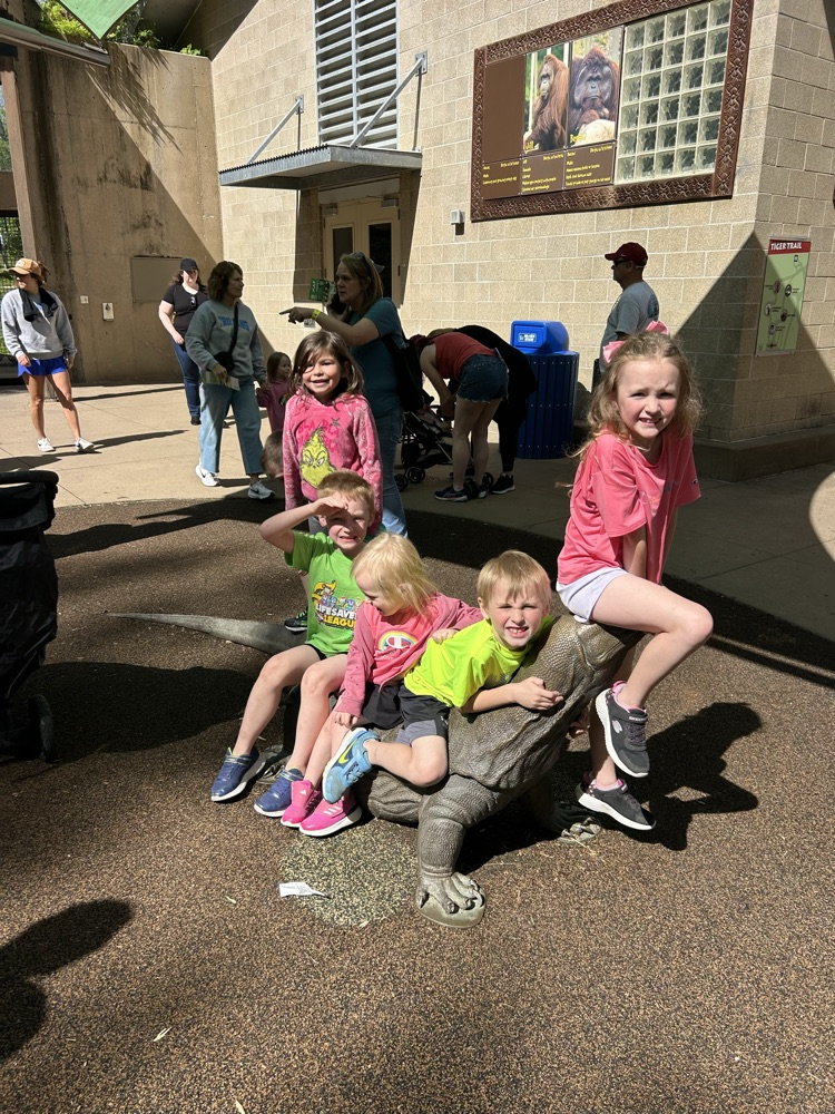 1st Grade enjoyed the Zoo Friday.