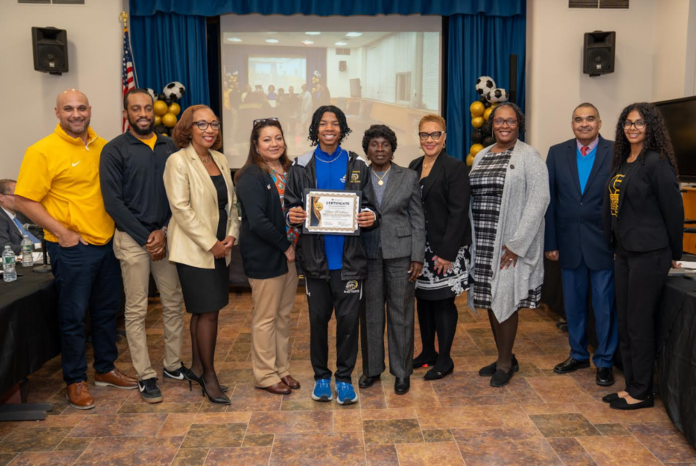 We were thrilled to honor scholar-athlete Ross Wallace for achieving the title of Nassau County Cross Country Champion! Ross exemplifies dedication both in the classroom and on the track.