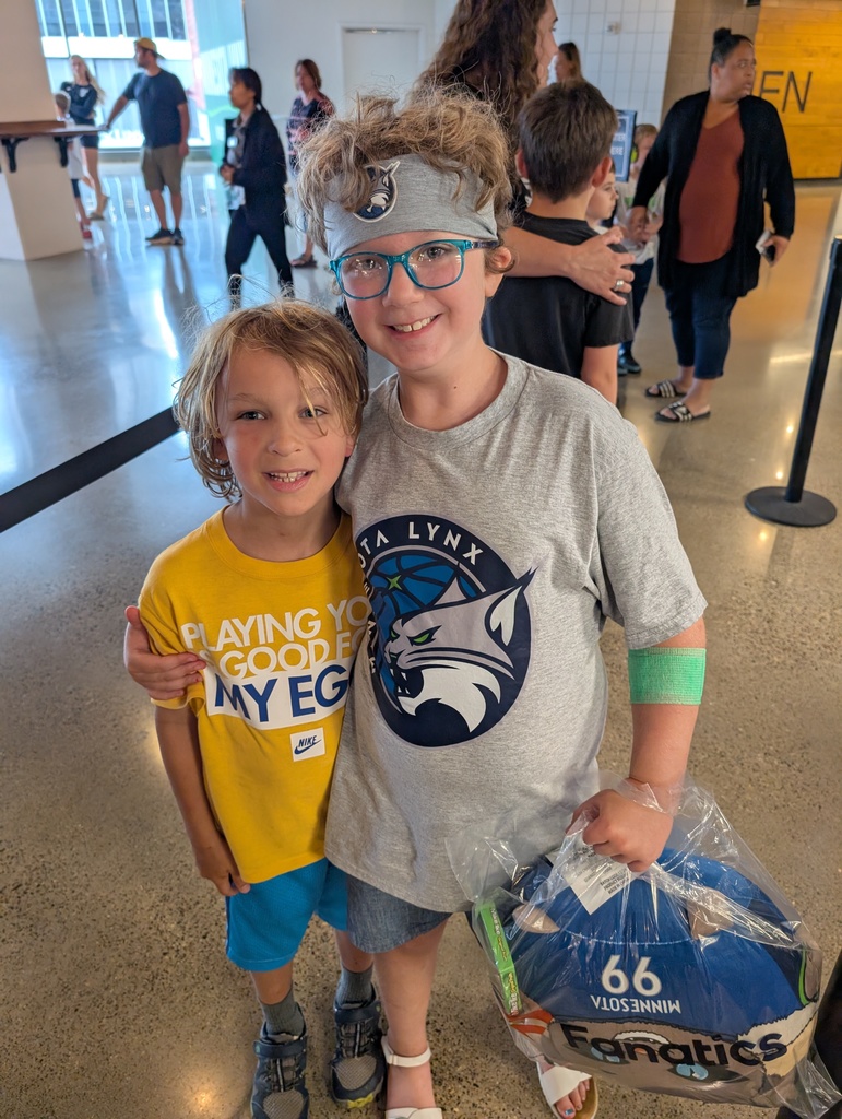 UCA student standing next to a classmate she found at the MN Lynx game