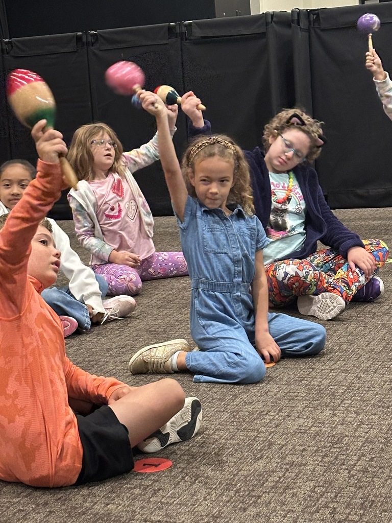 2nd grade students shaking maracas