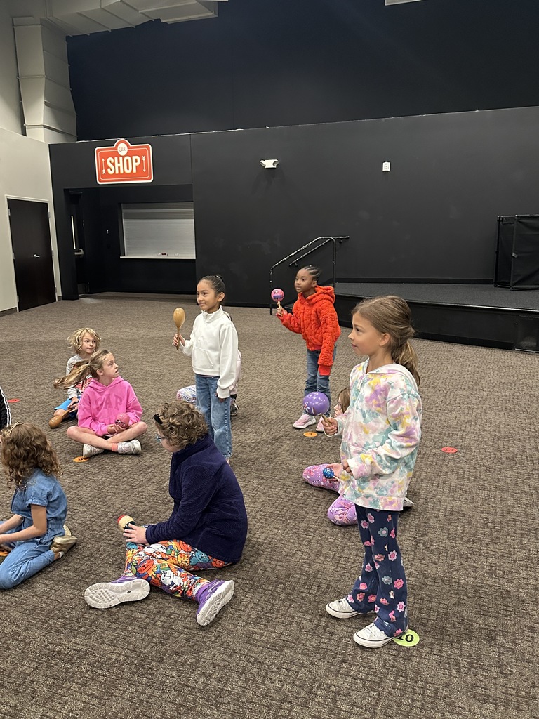 2nd grade students shaking maracas
